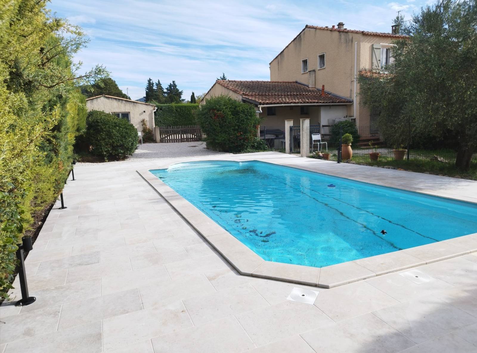 Margelles en travertin bord arrondi en stock à Cuges les Pins