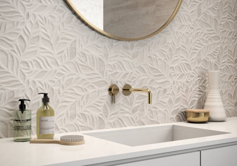 Tendance 2025 : Le carrelage de salle de bain structuré aux couleurs douces et naturelles à Aubagne 13400