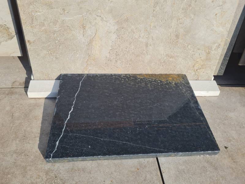 La Vulcano Black : une pierre de marbre noire naturelle au style brut et contemporain à Bandol dans le Var