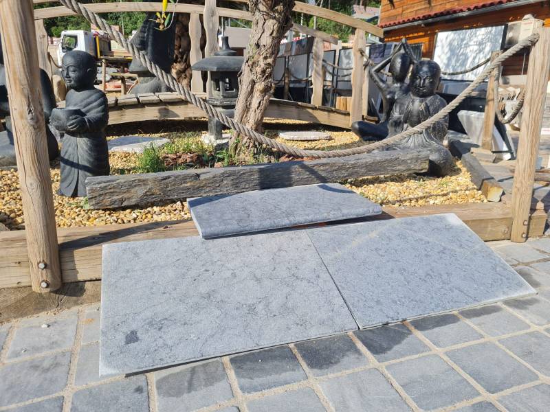 la pierre naturelle Royal Grey : entre élégance et caractère pour vos aménagements à Marseille La Valentine