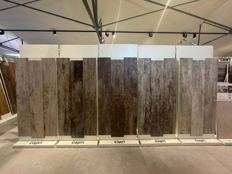 Carrelage imitation bois vieilli antidérapant pour terrasse extérieure et tour de piscine à Auriol 13390