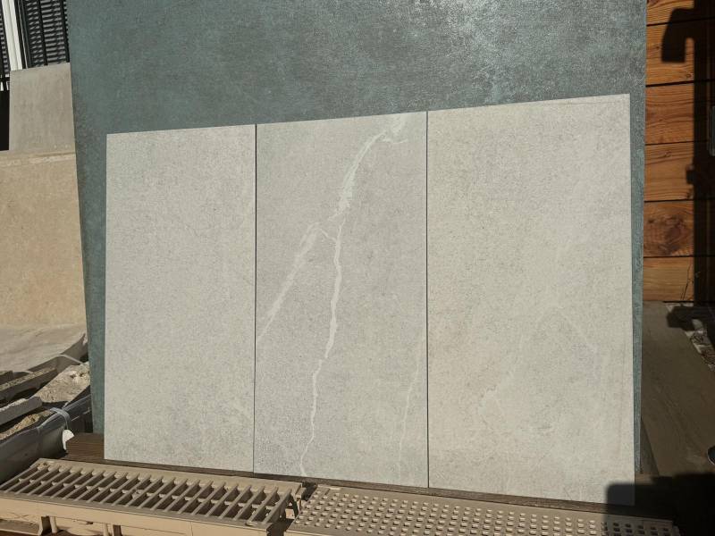 Carrelage 30x60 effet pierre blanc pas cher, en stock, à Marseille la Valentine – pour sols, murs et piscine